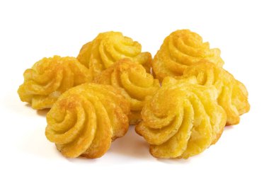 Düşes patatesleri yakın plan, beyaz arka planda izole edilmiş.