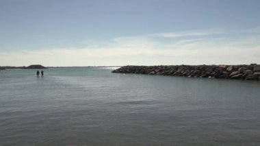 Grau du Roi plajından deniz manzarası, Occitanie, Fransa