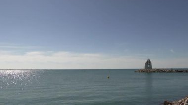 Grau du Roi plajından deniz manzarası, Occitanie, Fransa