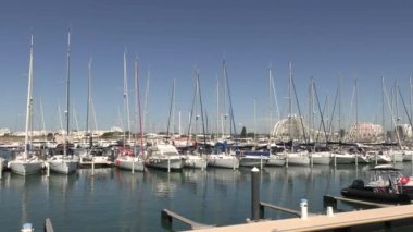 La Grande Motte limanının görüntüsü (Occitanie, Fransa)