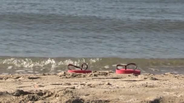 Paio Infradito Abbandonate Sulla Riva Una Spiaggia — Video Stock