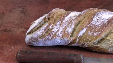 Masadaki büyük unlu ekmek.