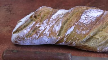 Masadaki büyük unlu ekmek.