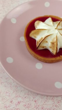 Kırmızı meyveli turta, yakın plan.