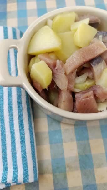 鲱鱼沙拉 土豆和洋葱 — 图库视频影像