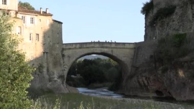 Vaucluse 'deki Vaison la Romaine kasabasındaki Roma köprüsü (Fransa))