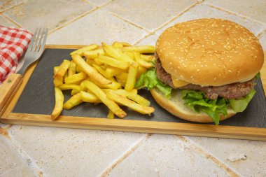 Biftek ve patates kızartması, yakın plan, kesim tahtasında.