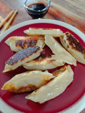 Tabakta servis edilen birkaç altın gyoza.