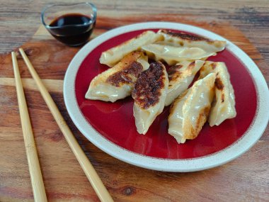 Tabakta servis edilen birkaç altın gyoza.