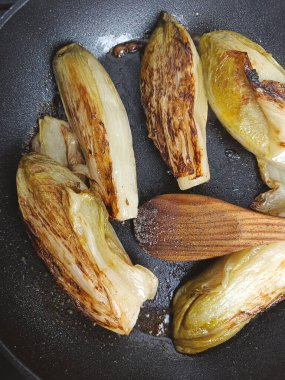 Tavada haşlanmış hindiba, yakın plan.