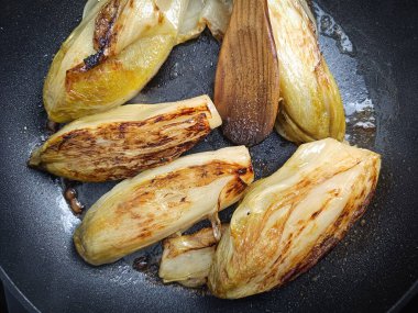 Tavada haşlanmış hindiba, yakın plan.