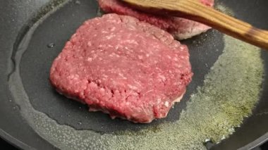 Tavada doğranmış biftek.