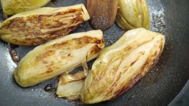 Tavada haşlanmış hindiba, yakın plan.