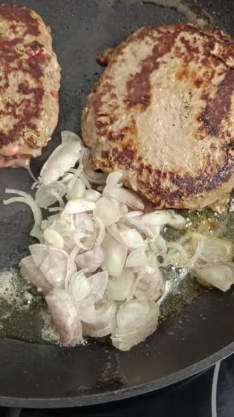 煮碎牛肉片和平底锅里的小块牛肉片 — 图库视频影像