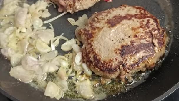 煮碎牛肉片和平底锅里的小块牛肉片 — 图库视频影像