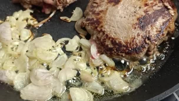 Tavada Kıymalı Biftek Arpacık Soğanı Şeritleri Pişirmek — Stok video