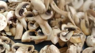 Tavada pişen Paris mantarları