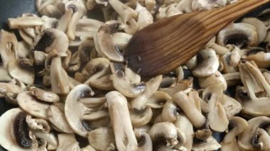 Tavada pişen Paris mantarları