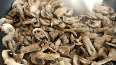 Tavada crme frache ile pişirilmiş mantarlar