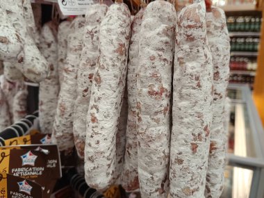Süpermarkette sallanan kurutulmuş sosisler.