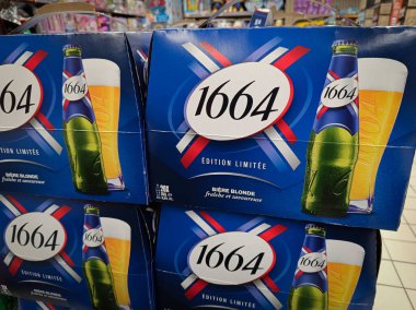 Viyana, Vaucluse, Fransa 'da Aziz Romalı - 10212023: bir mağazanın merkez koridorunda Kronenbourg tarafından üretilen 1664 markalı bira paketlerinin sergilenmesi