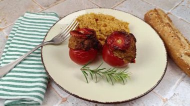 Doldurulmuş domates ve pirinç, yakın plan, tabakta.