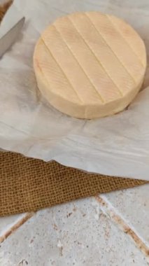 Fransız peyniri: Munster, yakın plan, kesme tahtasında