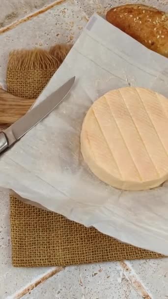 法国奶酪 Munster 在一块木板上 — 图库视频影像