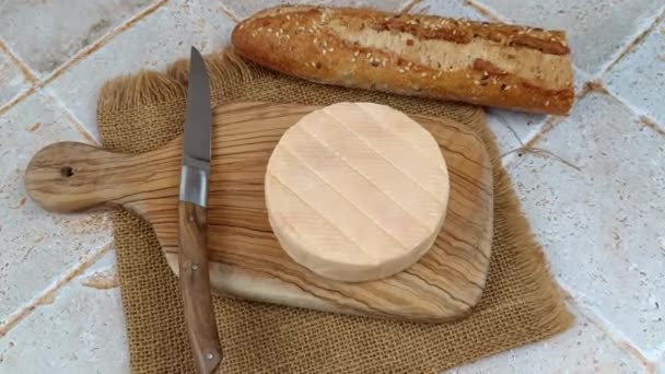 法国奶酪 Munster 在一块木板上 — 图库视频影像
