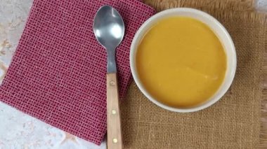 Bir kase sebze çorbası, yakın plan.