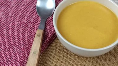 Bir kase sebze çorbası, yakın plan.