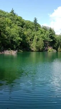Pembe Göl, Kanada 'nın Quebec eyaletindeki Gatineau Park' ta yer almaktadır.