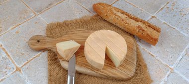 Fransız peyniri: Munster, yakın plan, kesme tahtasında