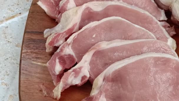 Rohes Schweinefilet Scheiben Geschnitten Auf Einem Schneidebrett — Stockvideo