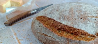 Bir somun dilimlenmiş kepekli ekmek, yakın plan.