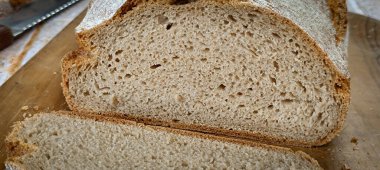 Bir somun dilimlenmiş kepekli ekmek, yakın plan.