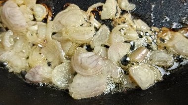 Tavada pişen arpacık soğanları.