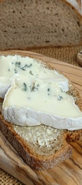 Mavi peynirli tost, yakın plan.