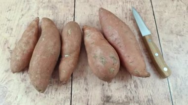 Tatlı patatesler, yakın plan, masanın üstünde.