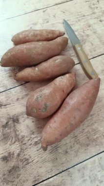 Tatlı patatesler, yakın plan, masanın üstünde.