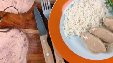 Mantarlı kümes hayvanları ve tabakta pirinç sosu.