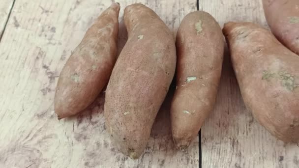 Patates Douces Gros Plan Sur Une Table — Video
