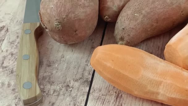 Pile Patates Douces Pelées Crues Sur Une Planche Découper — Video