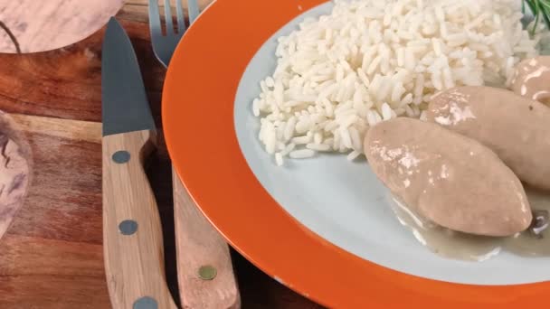 用蘑菇和米汁在盘子里的家禽饺子 — 图库视频影像