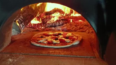 Pizza fırınında pişen pizza manzarası.