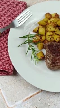Yakın planda pişmiş et ve patates parçaları.