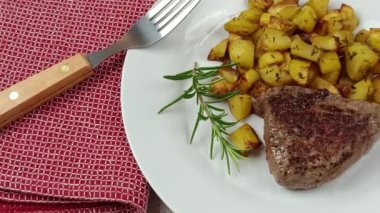 Yakın planda pişmiş et ve patates parçaları.