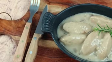 Mantar soslu kümes hayvanları, yakın plan, bir tabakta.