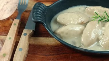 Mantar soslu kümes hayvanları, yakın plan, bir tabakta.