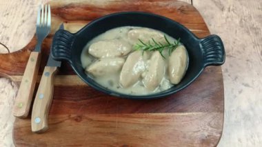 Mantar soslu kümes hayvanları, yakın plan, bir tabakta.